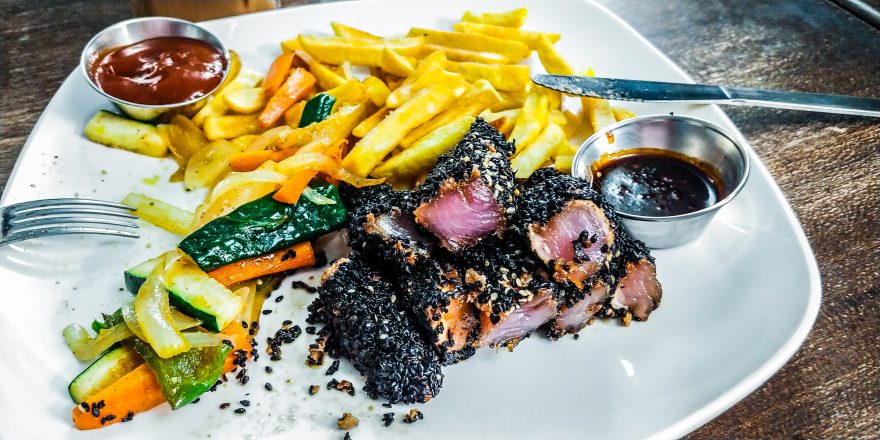 Na ostrově si můžete dopřát speciality jako čersvé ryby, krevety i langusty, , Roatan, Honduras