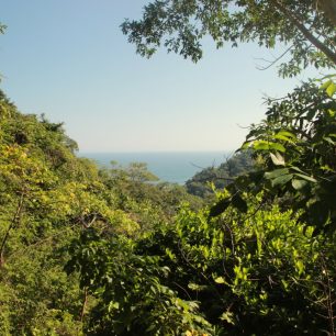 Pohled na moře při putování džunglí