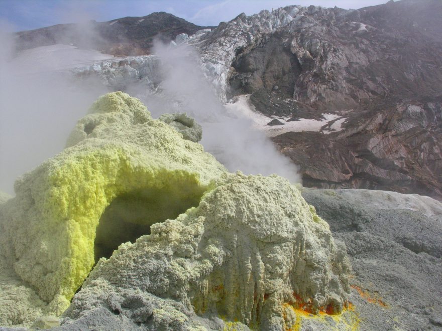 V údolích, v nichž vyvěrají teplé gejzíry, se daří jahodám i orchidejím, Kamčatka, Rusko