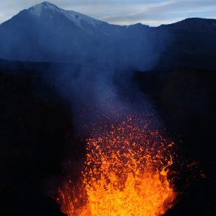Některé vulkány srší lávu, Kamčatka, Rusko