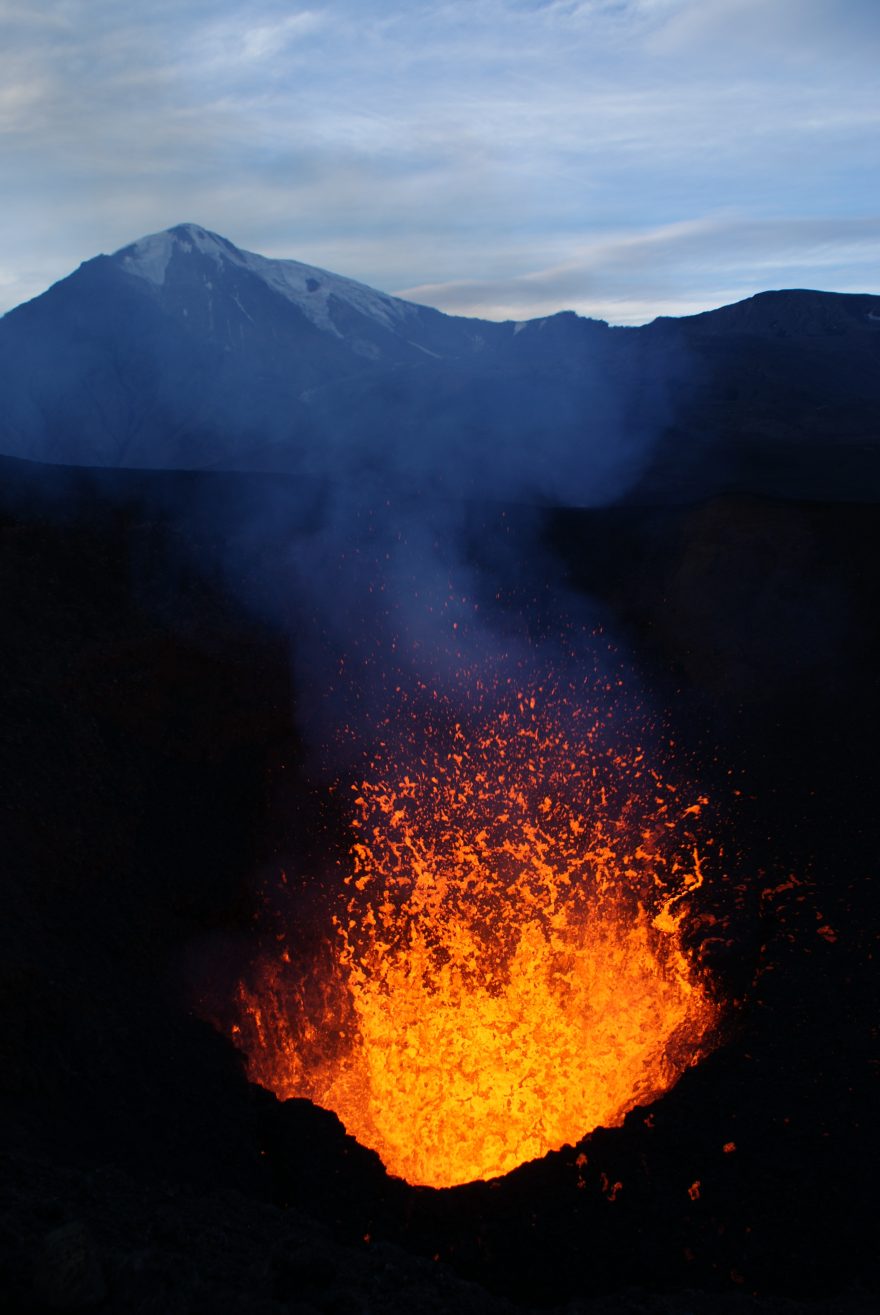 Některé vulkány srší lávu, Kamčatka, Rusko