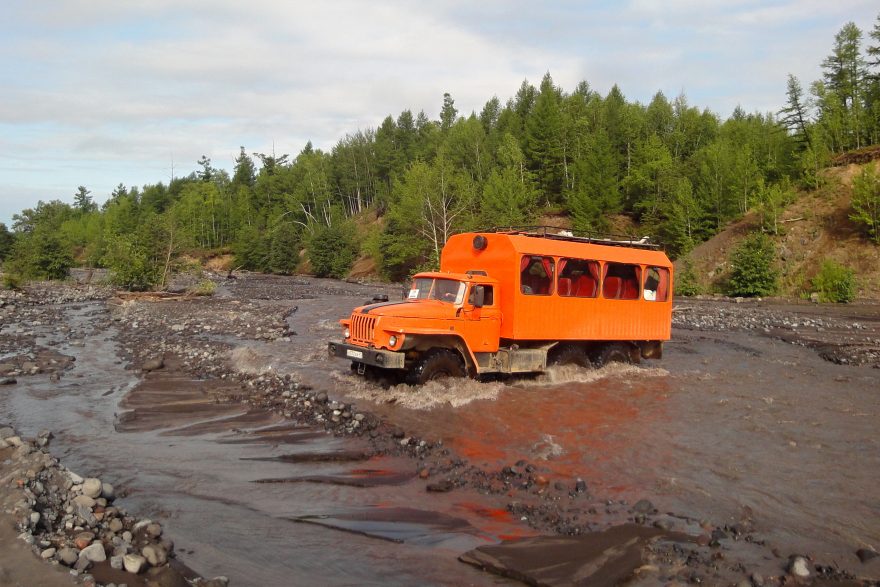 Asfaltové silnice končí pár kilometrů za jedinou výrazně osídlenou oázou kolem přístavu Petropavlovsk-Kamčatskij, Kamčatka, Rusko