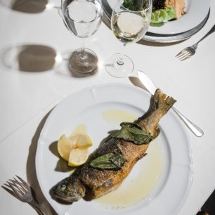 Murtaroel restaurant, rybí menu, Foto Romano Salis, Switzerland Tourism