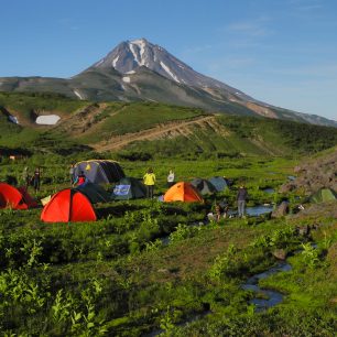Výjimečnost kamčatské krajiny spočívá v koncentraci sopek i rozmanitosti všelikých prvků vulkanické činnosti, Kamčatka, Rusko
