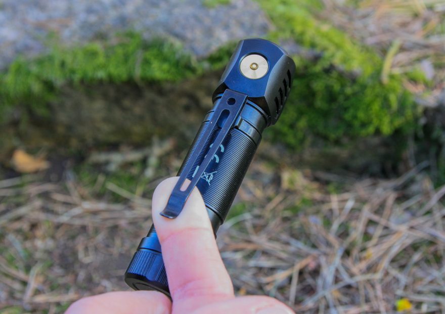 Kovová přezka slouží k upnutí čelovky třeba na oblečení, zároveň je tu dobře vidět nabíjecí magnetický konektor.