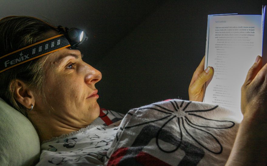 Čelovka Fenix HM61R Amber nabízí pro cestovatele široké využití.