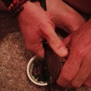 Chystání roztoku z tabáku mapacho, který se natahuje do nosu. 