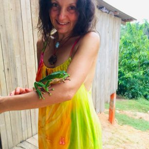 Má sestra se přátelí s žabkou, aby později získala medicínu. 