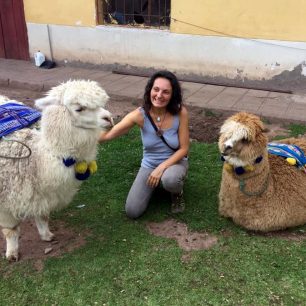 V Pisacu, Posvátné údolí, Peru. Má sestra u přátel, civilistů, kteří chovají lamy.