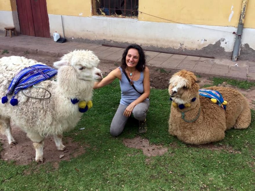 V Pisacu, Posvátné údolí, Peru. Má sestra u přátel, civilistů, kteří chovají lamy.