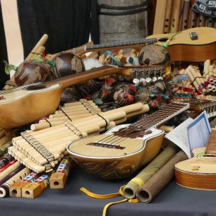 Některé z typických peruánských nástrojů, na něž se hraje při ceremoniích. 