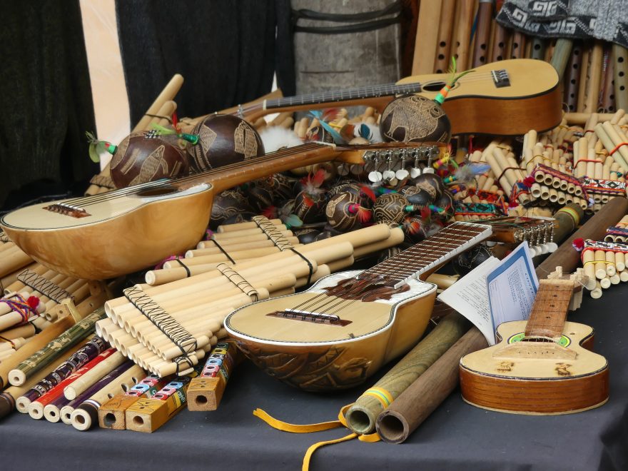 Některé z typických peruánských nástrojů, na něž se hraje při ceremoniích. 
