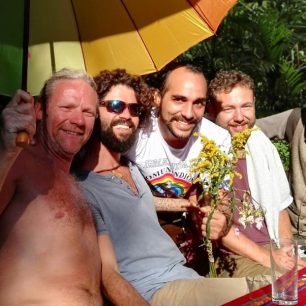 Po ceremonii obvykle její účastníci září. Ti, kterým se duchovní práce zadařila, vysílají úsměvy prozrazující, i přes únavu, jejich niternou radost. 