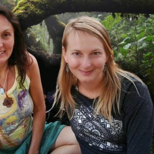 Se sestrou, která má na krku odřezek z liány duše. 