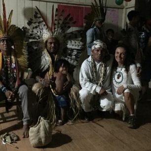 Má sestra se svými soukmenovci. 