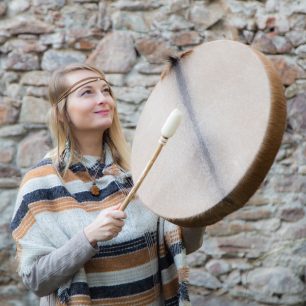 S vlastnoručně vyrobeným bubnem, na nějž hraji při ceremoniích, kde spolu s dalšími vytvářím hudební doprovod. 