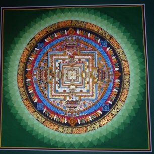 Mandala malovaná ručně mnichy, jíž má sestra obdržela v Nepálu jako dar za svou duchovní práci.