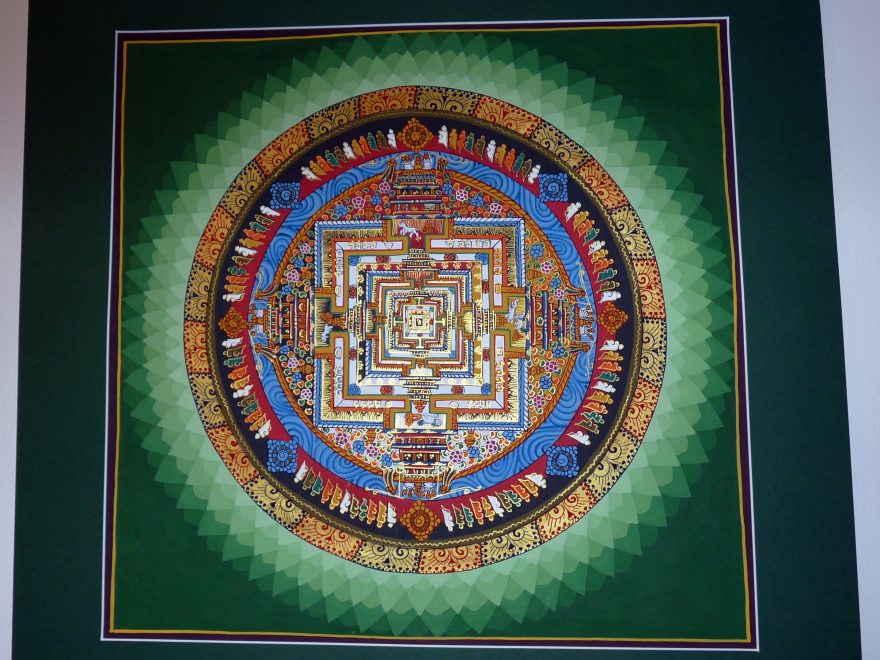 Mandala malovaná ručně mnichy, jíž má sestra obdržela v Nepálu jako dar za svou duchovní práci.