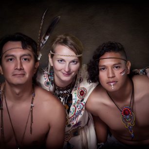 S mexickým duchovním bratrem, jehož rodina je v přímé linii potomků májů, a s dalším mexickým compañero.