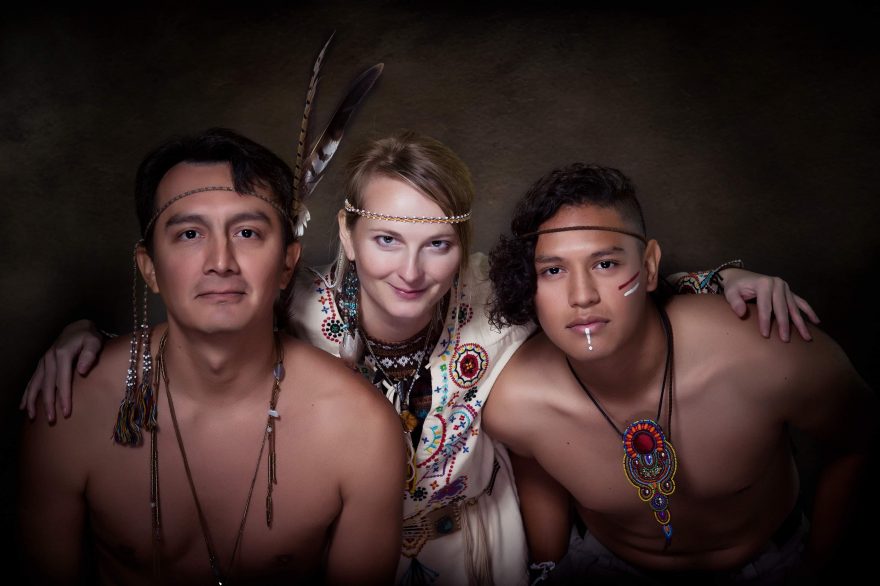 S mexickým duchovním bratrem, jehož rodina je v přímé linii potomků májů, a s dalším mexickým compañero.