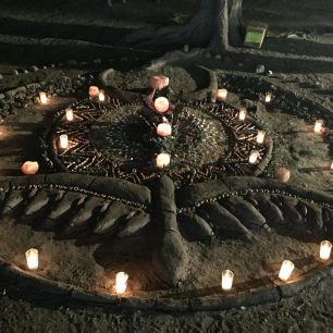 Oltář vytvořený za účelem ceremonie. 