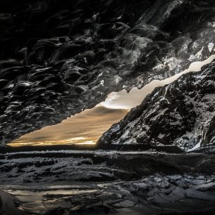 Fláajökull, západní strana led. jazyka. Pohled ze vstupu jeskyně.