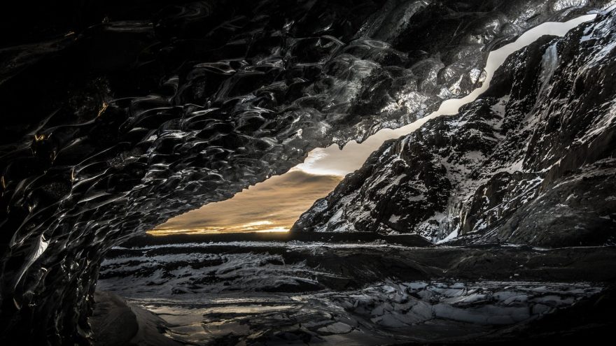 Fláajökull, západní strana led. jazyka. Pohled ze vstupu jeskyně.