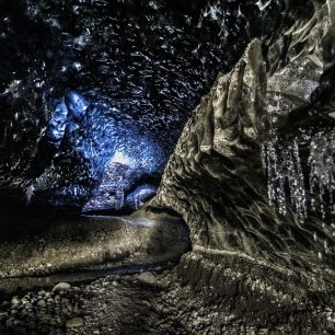 Ledovcové jeskyně v led. Jazyku Breiðamerkurjökull zásobující ledovcovou lagunu Jökulsárlón, východní část oblasti.   
