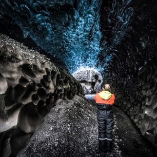 Ledovcové jeskyně v led. Jazyku Breiðamerkurjökull zásobující ledovcovou lagunu Jökulsárlón, východní část oblasti.   