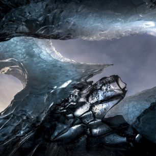 Ledovcové jeskyně v led. jazyku Breiðamerkurjökull zásobující ledovcovou lagunu Jökulsárlón, západní část 