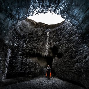 Ledovcové jeskyně v led. Jazyku Breiðamerkurjökull zásobující ledovcovou lagunu Jökulsárlón, východní část oblasti.   