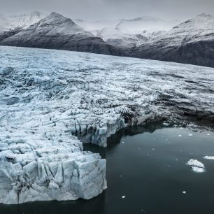 Pohledy na ledovcovou lagunu Jökulsárlón a její okolí.