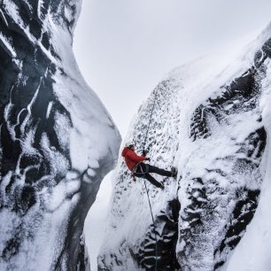 Ledovcové jeskyně v led. jazyku Breiðamerkurjökull zásobující ledovcovou lagunu Jökulsárlón, západní část 