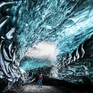Ledovcové jeskyně v led. Jazyku Breiðamerkurjökull zásobující ledovcovou lagunu Jökulsárlón, východní část oblasti.   