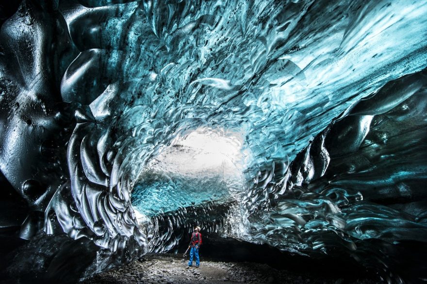 Jeskyně ve východní části ledovcového jazyku Breiðamerkurjökull, místo nazývané turisty jako “treasure island” dostupné po svých nebo pár dní v roce lodí přes lagunu.