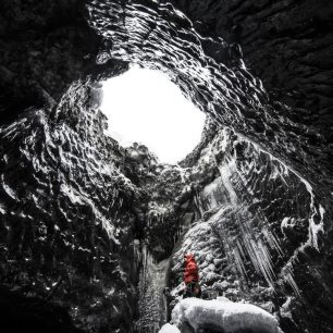 Ledovcové jeskyně v led. jazyku Breiðamerkurjökull zásobující ledovcovou lagunu Jökulsárlón, západní část 