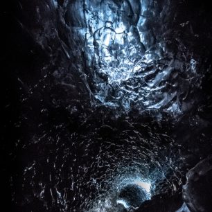 Ledovcové jeskyně v led. jazyku Breiðamerkurjökull zásobující ledovcovou lagunu Jökulsárlón, západní část 