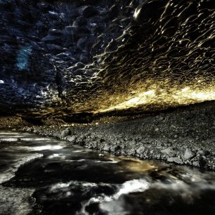 Ledovcové jeskyně v led. jazyku Breiðamerkurjökull zásobující ledovcovou lagunu Jökulsárlón, západní část 