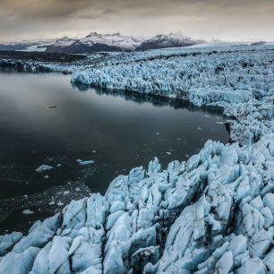 Pohledy na ledovcovou lagunu Jökulsárlón a její okolí.