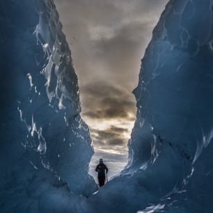 Ledovcové jeskyně v led. jazyku Breiðamerkurjökull zásobující ledovcovou lagunu Jökulsárlón, západní část 